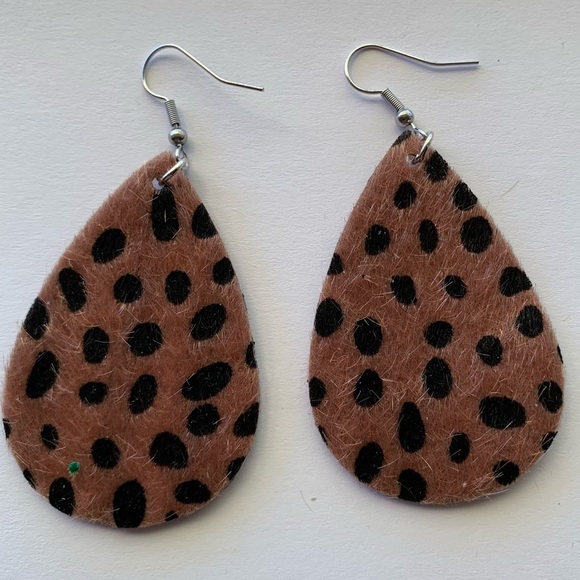 ‼️5/$20 Faux Leather Dangle earrings Cheetah print - Picture 2 of 6
